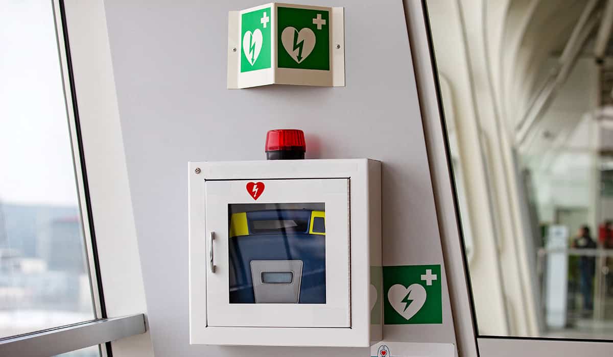 An image of an AED on the wall